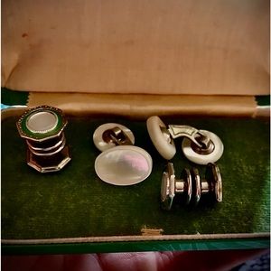 VINTAGE 1920'S GREEN CELLULOID MOP CUFFLINKS AND A 2ND SET OF MOP CUFFLINKS